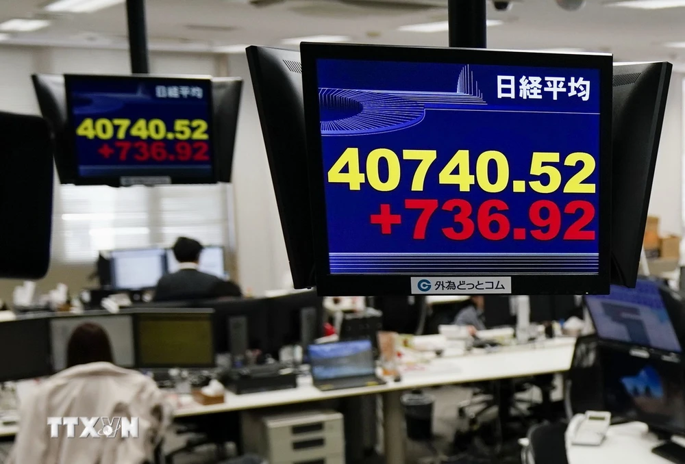 Màn hình hiển thị chỉ số chứng khoán Nikkei 225 tại Tokyo, Nhật Bản ngày 21/3 vừa qua. (Ảnh: Kyodo/TTXVN)