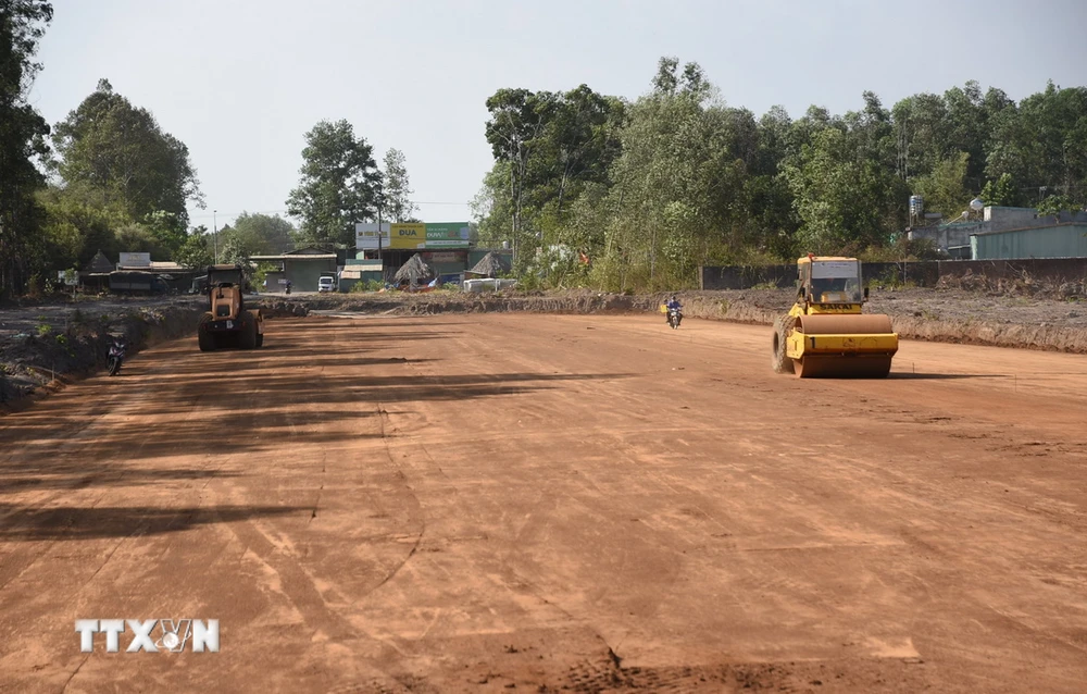 Mặt bằng tại gói thầu số 10, cao tốc Biên Hòa-Vũng Tàu bàn giao ít, không liền mạch khiến nhà thầu không thể thi công đồng loạt. (Ảnh: Công Phong/TTXVN)