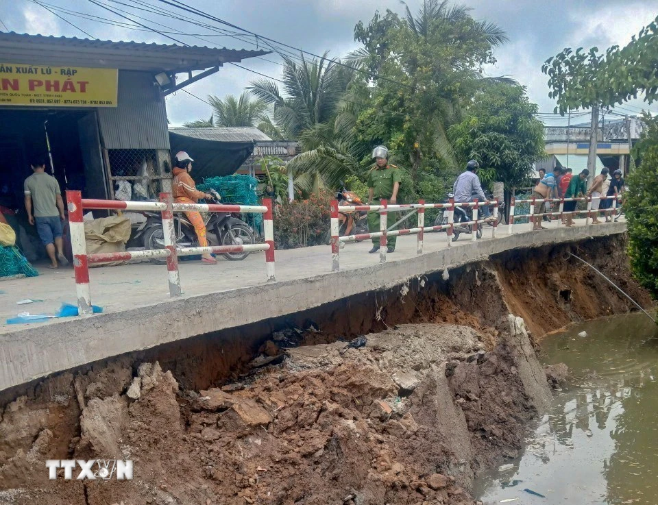 Cần Thơ: Sạt lở bờ kênh làm ảnh hưởng đến đường giao thông