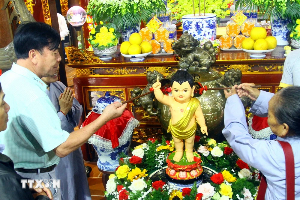 Nghi thức tắm tượng phật linh thiêng tại Di tích lịch sử Quốc gia chùa Hoằng Phúc. (Ảnh: Tá Chuyên/TTXVN)