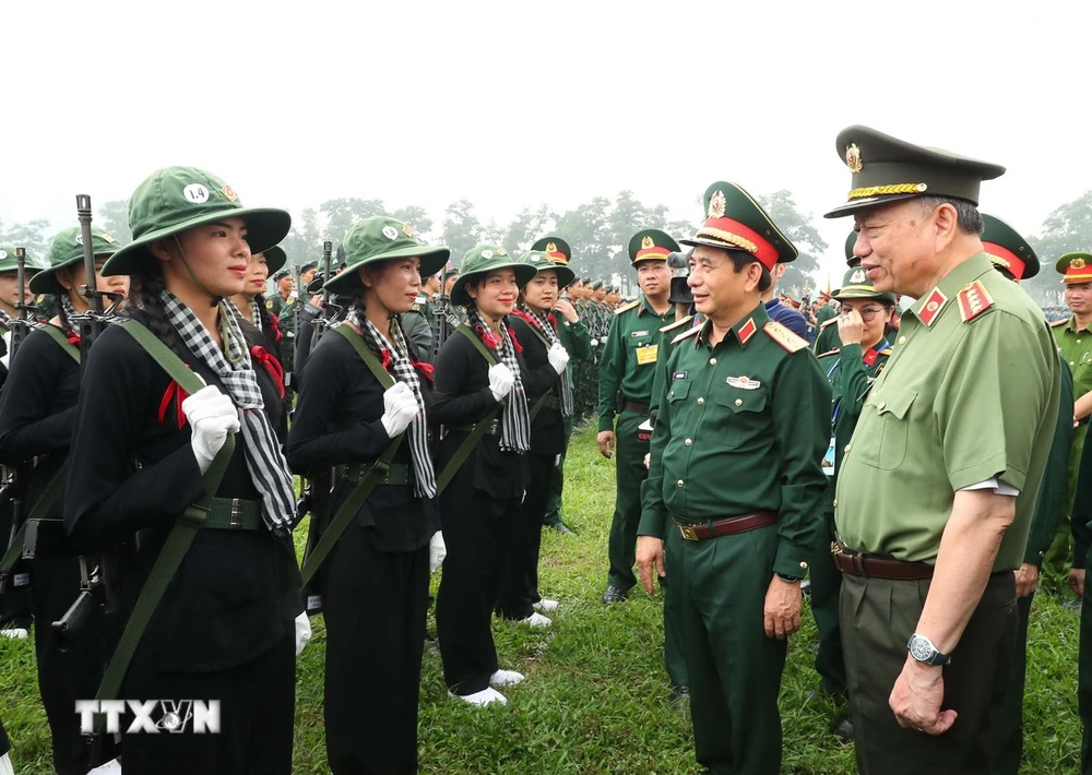 Đại tướng Phan Văn Giang, Bộ trưởng Bộ Quốc phòng và Đại tướng Tô Lâm, Bộ trưởng Bộ Công an thăm hỏi, động viên các lực lượng tham gia hợp luyện. (Ảnh: Trọng Đức/TTXVN)