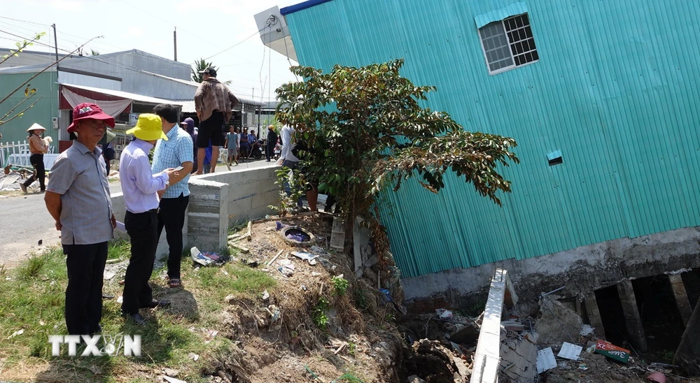 Nhà ở của người dân tại xã An Minh Bắc, huyện U Minh Thượng, tỉnh Kiên Giang, bị sụt lún. (Ảnh: TTXVN phát)