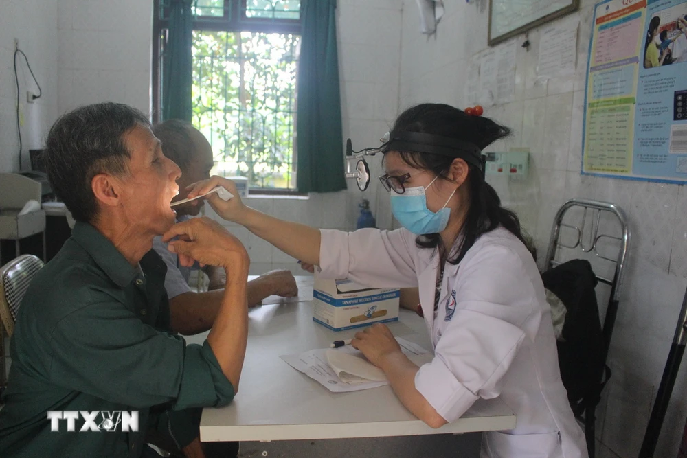 Người dân được thăm khám, kiểm tra sức khỏe tại trạm y tế xã Tam Quan, huyện Tam Đảo, tỉnh Vĩnh Phúc. (Ảnh: Nguyễn Thảo/TTXVN)