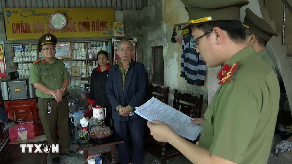 Cơ quan An ninh Điều tra Công an tỉnh Thái Bình đọc lệnh bắt tạm giam đối với Phạm Văn Yên. (Ảnh: TTXVN phát)