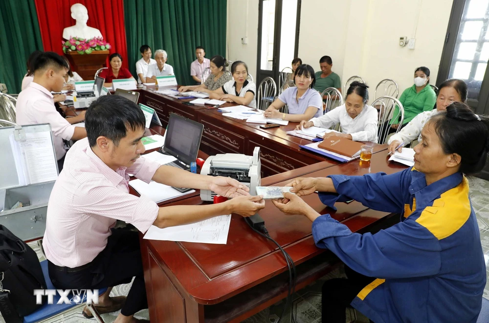 Các hộ nghèo, đối tượng chính sách vay vốn tại điểm giao dịch xã Canh Tân, huyện Hưng Hà, tỉnh Thái Bình. (Ảnh: Thế Duyệt/TTXVN)