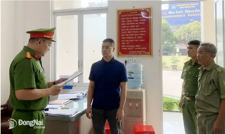 Công an đọc lệnh bắt bị can để tạm giam đối với Nguyễn Quốc Vy Liêm. (Nguồn: Công an cung cấp)