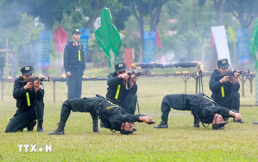 Cán bộ, chiến sỹ Cảnh sát Cơ động trình diễn bắn súng tại Lễ kỷ niệm 5 năm ngày thành lập Bộ Tư lệnh Cảnh sát Cơ động năm 2014. *Ảnh: Doãn Tấn/TTXVN)