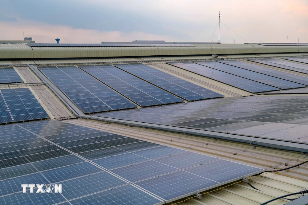 Các tấm pin năng lượng mặt trời được lắp trên mái nhà xưởng của một doanh nghiệp sản xuất bao bì ở Khu công nghiệp Vĩnh Lộc 2, Bến Lức, Long An. (Ảnh: Thanh Liêm/TTXVN)