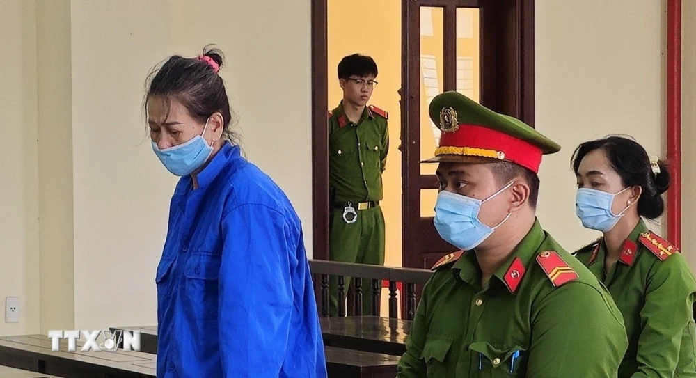 Bị cáo Nguyễn Thị Bạch Huệ tại phiên tòa xét xử. (Ảnh: TTXVN phát)