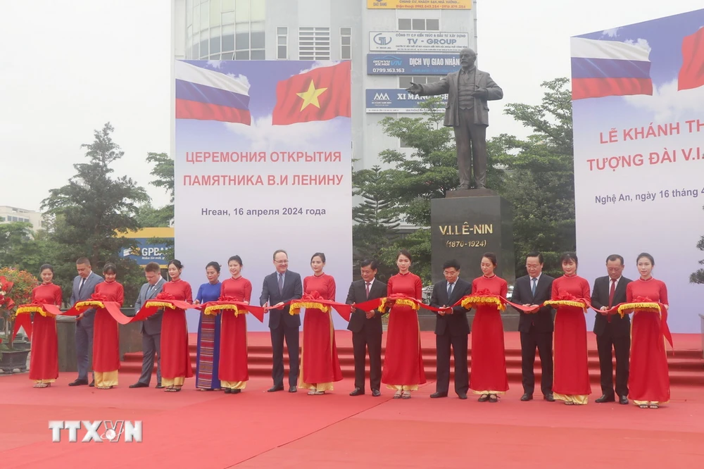Lãnh đạo tỉnh Nghệ An, tỉnh Ulyanovsk và Đại sứ Đặc mệnh toàn quyền Liên bang Nga tại Việt Nam thực hiện nghi thức cắt băng khánh thành tượng V.I.Lenin. (Ảnh: Xuân Tiến/TTXVN)