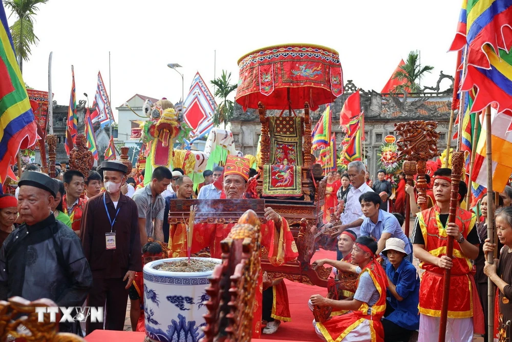 Phần lễ trong Lễ hội Đền Thánh Nguyễn thu hút đông đảo người dân và du khách chiêm bái. (Ảnh: TTXVN phát)