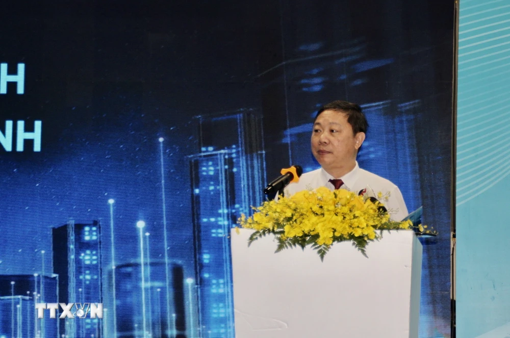 Ông Dương Anh Đức, Phó Chủ tịch UBND thành phố Hồ Chí Minh, thông tin về chiến lược phát triển đô thị thông minh tại hội thảo. (Ảnh: Mỹ Phương/TTXVN)