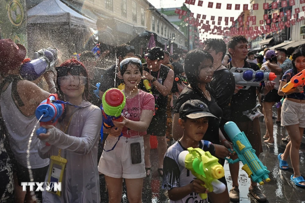 Người dân tham gia lễ hội té nước Songkran ở Bangkok, Thái Lan ngày 12/4 vừa qua. (Ảnh: AFP/TTXVN)