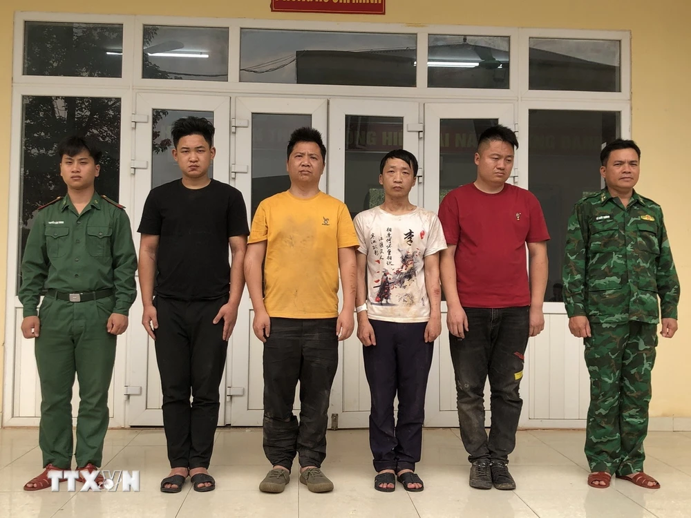 Các đối tượng bị Bộ đội Biên phòng tỉnh Quảng Trị bắt giữ. (Ảnh: TTXVN phát)