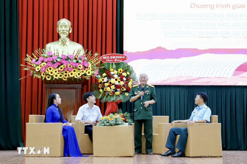 Giao lưu với Đại tá Trần Thịnh Tần (đứng), Trưởng Ban Liên lạc Chiến sỹ Điện Biên Phủ tại Thành phố Hồ Chí Minh, nguyên Cục trưởng Cục Quân nhu, Tổng cục Hậu cần, QĐND Việt Nam. (Ảnh: Hồng Giang/TTXVN)