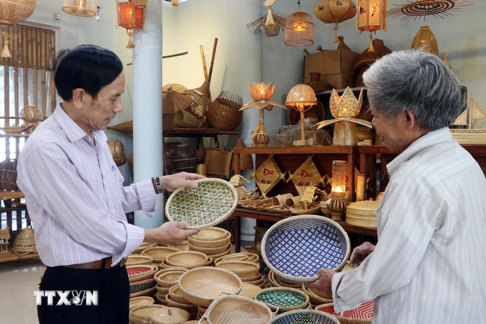 Nhà trưng bày các sản phẩm mây tre đan mỹ nghệ ở Hợp tác xã Mây tre đan Bao La. (Ảnh: Đỗ Trưởng/TTXVN)