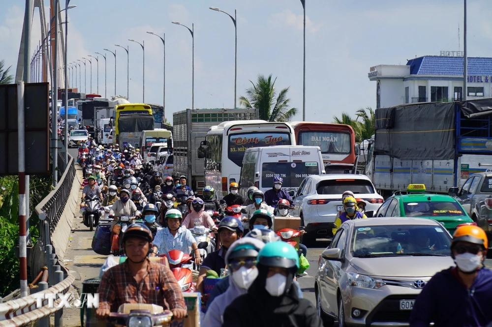 Ùn tắc giao thông kéo dài tại khu vực cầu Rạch Miễu. (Ảnh: Huỳnh Phúc Hậu/TTXVN)
