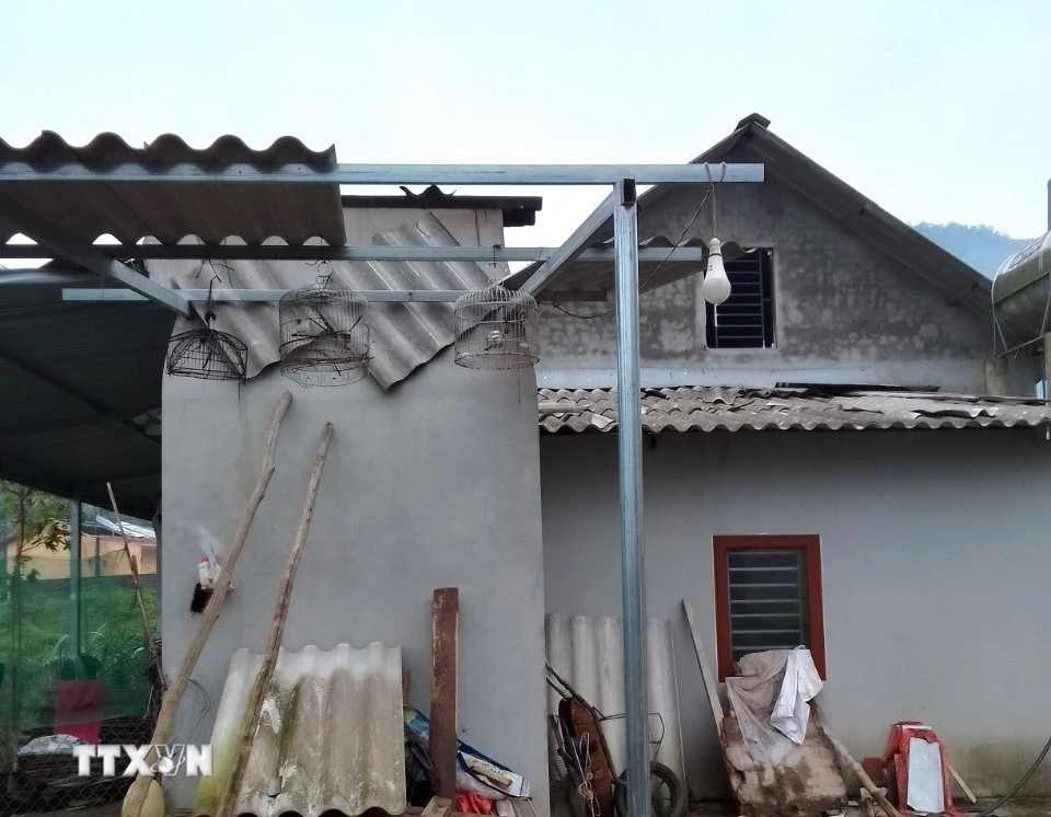 Mưa to kèm theo dông lốc đã khiến hàng trăm nhà bị tốc mái ở Yên Bái. (Ảnh: TTXVN phát)