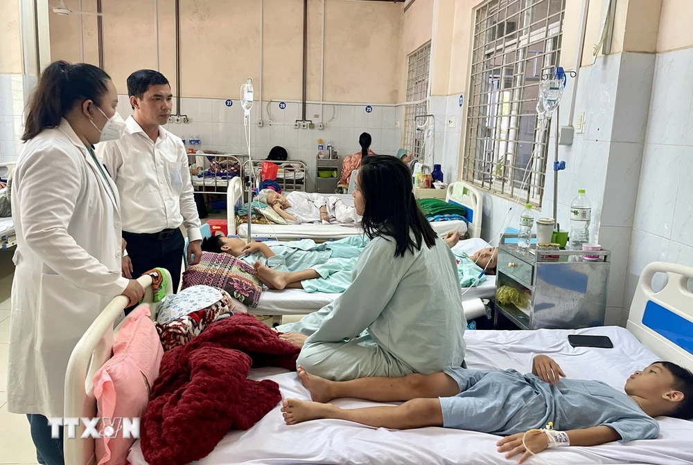 Lãnh đạo UBND thành phố Long Khánh, tỉnh Đồng Nai, thăm hỏi, động viên các bệnh nhân nghi ngộ độc thực phẩm điều trị tại Bệnh viện đa khoa khu vực Long Khánh. (Ảnh: Lê Xuân/TTXVN)