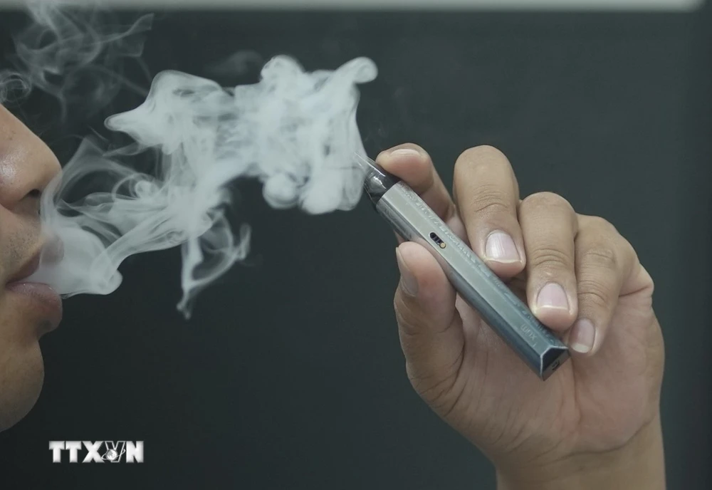 Sản phẩm thuốc lá điện tử và thuốc lá nung nóng được đưa vào Việt Nam chủ yếu qua đường nhập lậu, xách tay… và được đưa được tới tay người tiêu dùng qua các kênh không chính thức và được quảng bá, bán hàng tràn lan trên các trang mạng xã hội. (Ảnh: Minh Quyết/TTXVN)