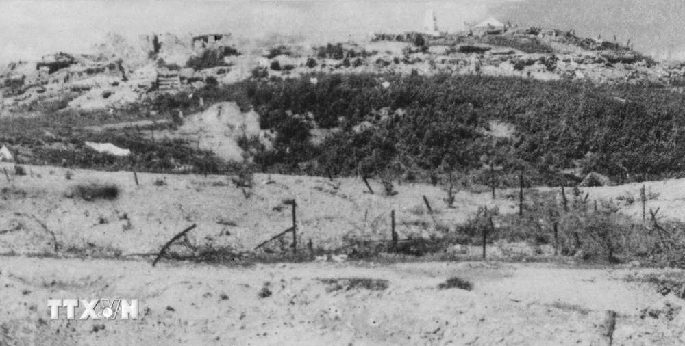 Đêm ngày 6/5/1954, tại đồi A1 trận chiến đấu giữa ta và địch diễn ra quyết liệt, quân ta xông lên tiêu diệt từng lô cốt, nổ phá từng hầm ngầm. Đồi A1 bị ta tiêu diệt. (Ảnh: Tư liệu TTXVN)