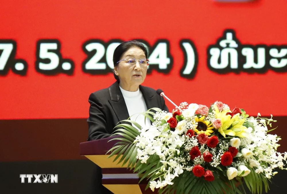 Bà Pany Yathotou, Phó Chủ tịch nước, Trưởng Ban tổ chức kỷ niệm 70 năm chiến thắng Điện Biên Phủ của Lào, đọc diễn văn tại buổi lễ. (Ảnh: Phạm Kiên/TTXVN)