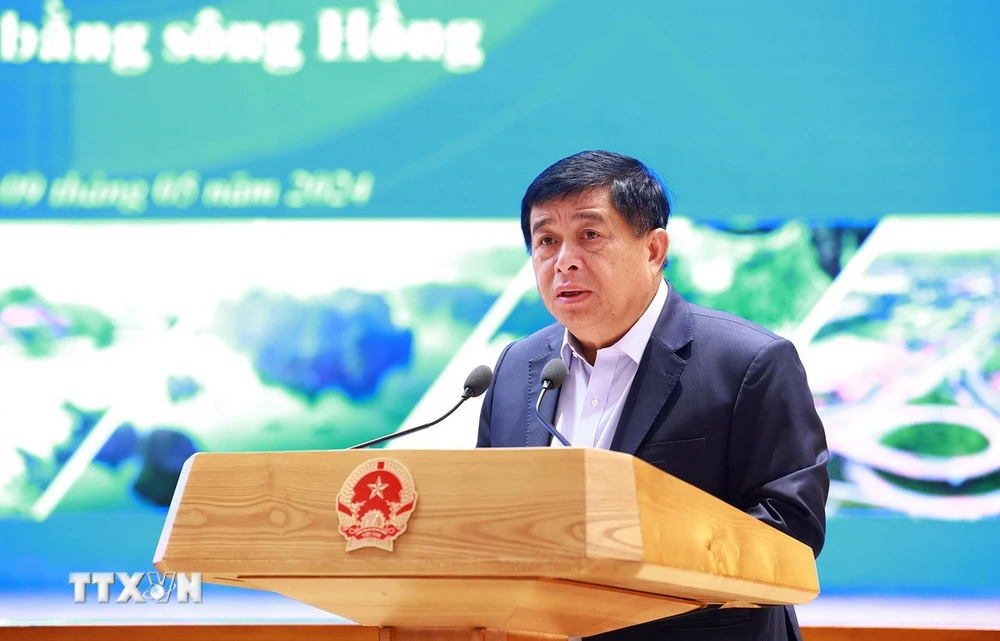 Bộ trưởng Bộ Kế hoạch và Đầu tư Nguyễn Chí Dũng báo cáo kết quả triển khai Quy hoạch vùng Đồng bằng sông Hồng. (Ảnh: Dương Giang/TTXVN)