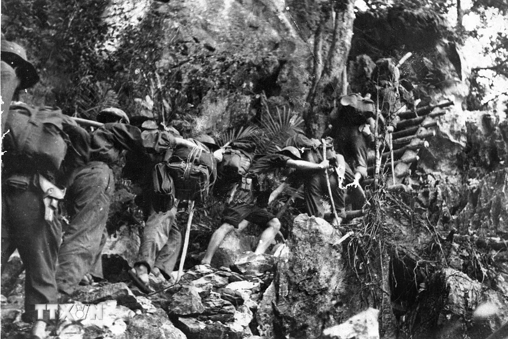 Các chiến sỹ của Trung đoàn 70, đơn vị đầu tiên của Bộ đội Trường Sơn, đang thồ hàng trên tuyến Tây Trường Sơn tháng 9/1961. (Ảnh: Tư liệu BTC/TTXVN phát)