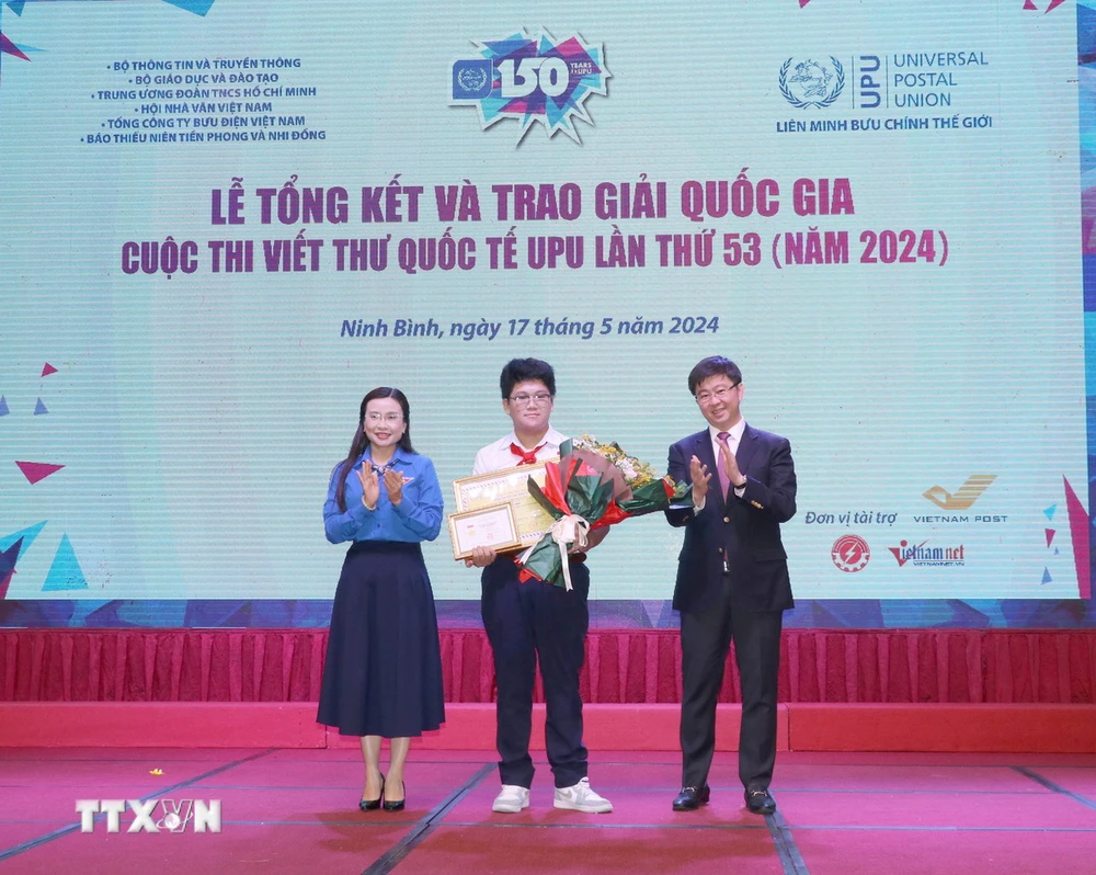 Ban Tổ chức trao giải Nhất cho em Nguyễn Đỗ Quang Minh lớp 9/1, trường Trung học cơ sở-Trung học phổ thông Nguyễn Khuyến, thành phố Đà Nẵng. (Ảnh: Thùy Dung/TTXVN)