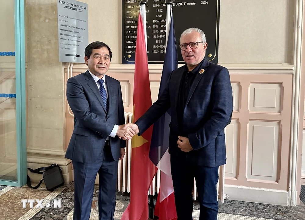 Thị trưởng thành phố Nevers Denis Thuriot đón tiếp Chủ tịch HĐND tỉnh Thái Bình Nguyễn Tiến Thành. (Ảnh: Nguyễn Thu Hà/TTXVN)