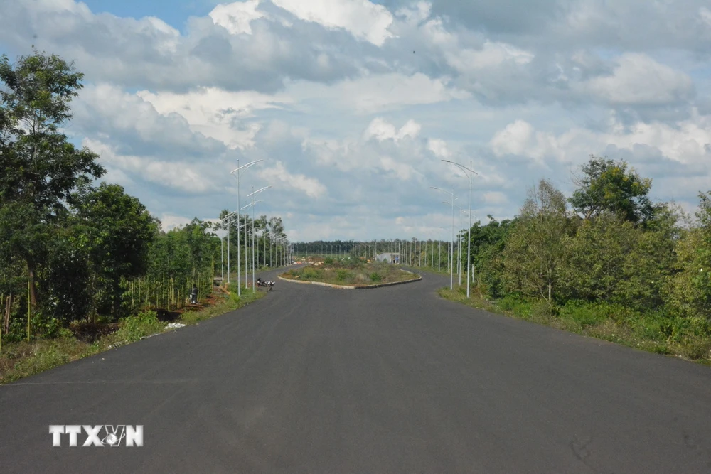 Dự án đầu tư xây dựng đường Hồ Chí Minh đoạn tránh phía Đông thành phố Buôn Ma Thuột, tỉnh Đắk Lắk đoạn qua xã Ea Tiêu, huyện Cư Kuin. (Ảnh: Tuấn Anh/TTXVN)