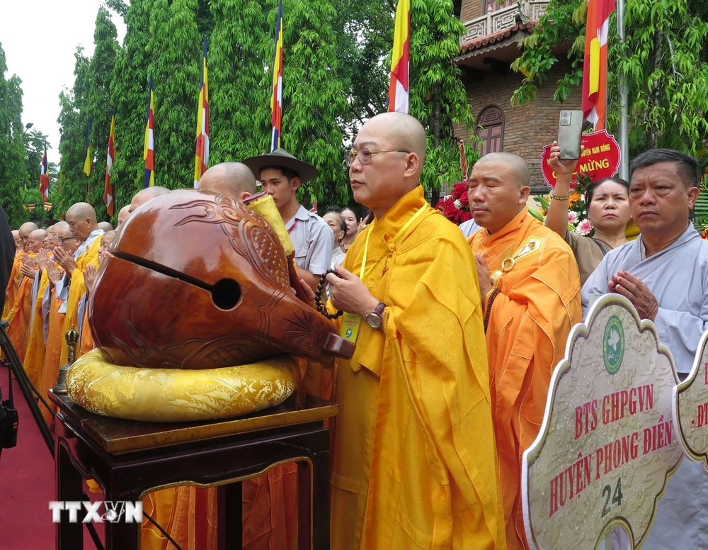 Đông đảo tăng, ni và phật tử tham dự Lễ Chính thức Đại lễ Phật đản Phật lịch 2568-Dương lịch 2024. (Ảnh: Tường Vi/TTXVN)