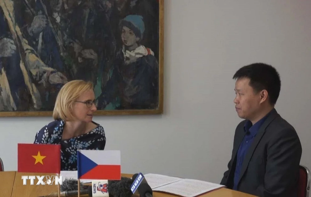 Chủ tịch Đảng Cộng sản Séc-Morava Katerina Konecna trả lời phỏng vấn phóng viên TTXVN tại Praha. (Ảnh: TTXVN phát)