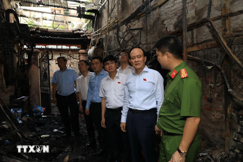 Chủ tịch HĐND thành phố, Phó trưởng Đoàn đại biểu Quốc hội thành phố Hà Nội Nguyễn Ngọc Tuấn đến hiện trường chỉ đạo khắc phục hậu quả vụ cháy. (Ảnh: TTXVN phát)