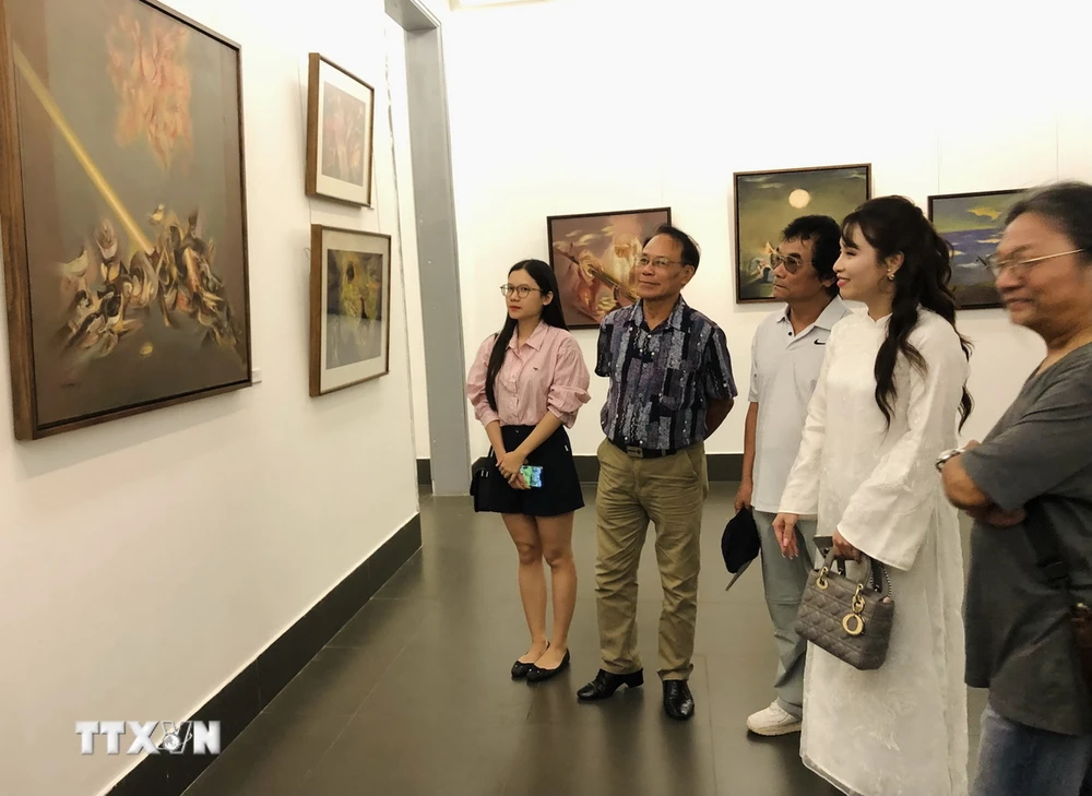 Khách tham quan triển lãm “10 năm hoài niệm – Nguyễn Cương.” (Ảnh: Phương Lan/TTXVN)