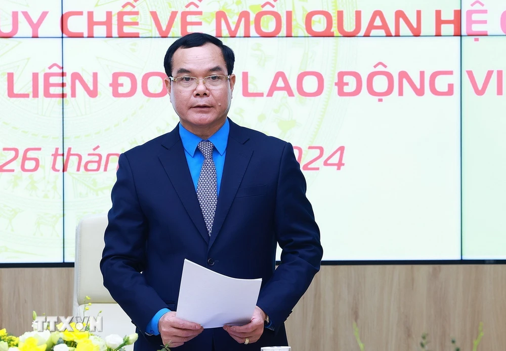 Chủ tịch Tổng LĐLĐ Việt Nam Nguyễn Đình Khang báo cáo kết quả công tác phối hợp giữa Chính phủ với Tổng Liên đoàn Lao động Việt Nam. (Ảnh: Dương Giang/TTXVN)