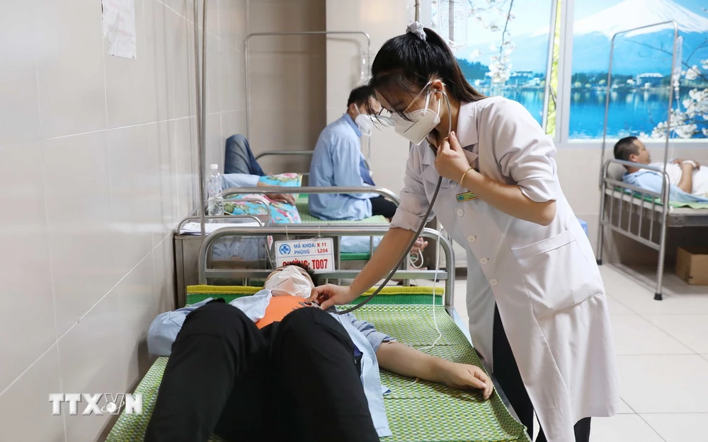 Các bệnh nhân nghi ngộ độc thực phẩm đang được theo dõi, điều trị tại Khoa Truyền nhiễm tại Bệnh viện Đa khoa tỉnh Thái Bình, sau khi ăn cỗ cưới ngày 6/5 vừa qua. (Ảnh: Thế Duyệt/TTXVN )
