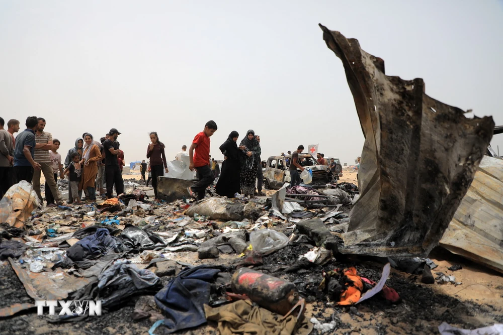 Cảnh tàn phá sau cuộc không kích của Israel xuống khu lều trại dành cho người tị nạn ở Rafah, Dải Gaza, ngày 27/5. (Ảnh: THX/TTXVN)