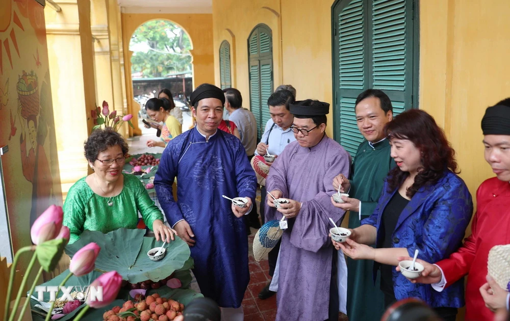 Theo quan niệm xưa, ngày 5/5 Âm lịch là lúc thời tiết giao mùa, côn trùng sâu bọ phát triển nên tục "giết sâu bọ" trong ngày này bằng cách ăn trái cây đầu mùa như mận, vải... (Ảnh: Thanh Tùng/TTXVN)