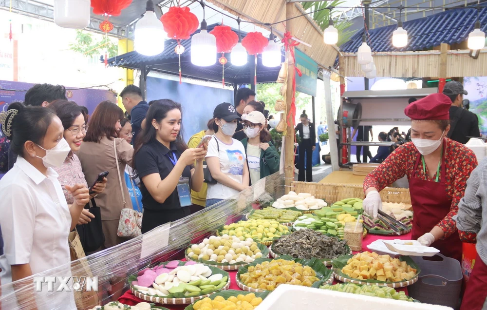 Gian hàng bánh dân gian Nam Bộ thu hút đông đảo người dân, du khách. (Ảnh: Thu Hương/TTXVN)