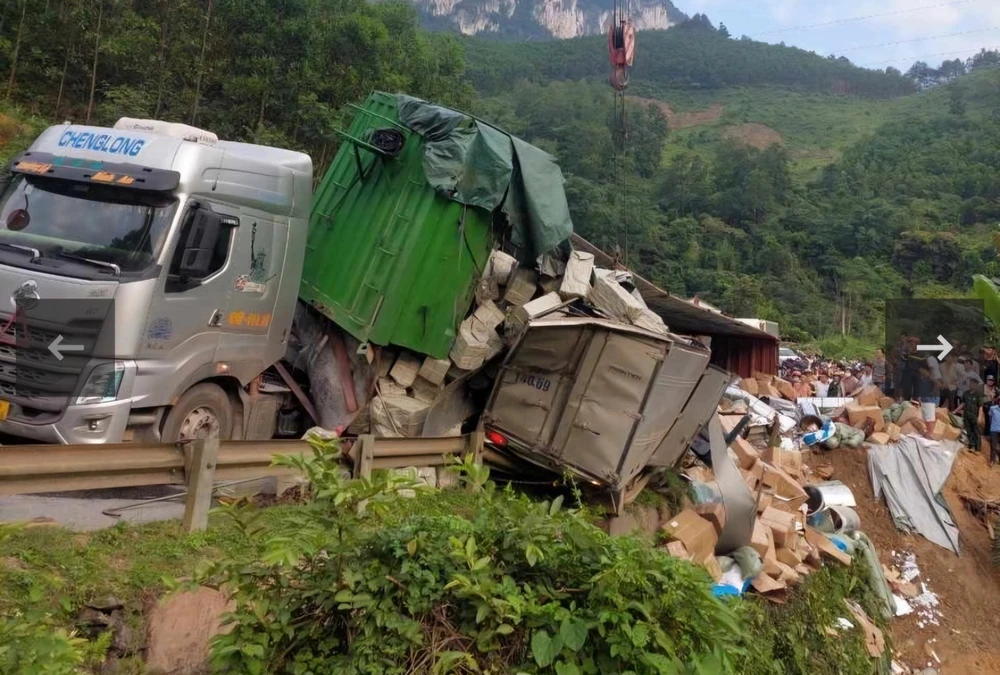 Hiện trường vụ tai nạn xe đầu kéo bị lật thùng hàng, đè lên xe tải nhỏ. (Nguồn: Người dân cung cấp)