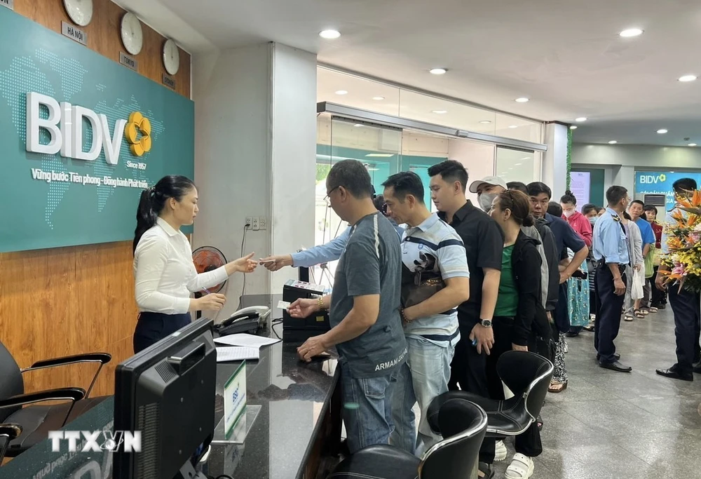 TP Hồ Chí Minh: Người dân xếp hàng chờ đợi mua vàng tại ngân hàng |  Vietnam+ (VietnamPlus)