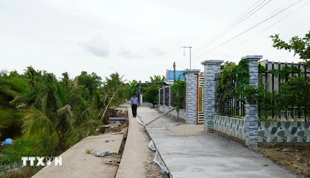 Đường tạm dọc Kênh Bốn Ngàn, xã An Minh Bắc vừa được mở để giúp việc đi lại của người dân an toàn. (Ảnh: Văn Sĩ/TTXVN)