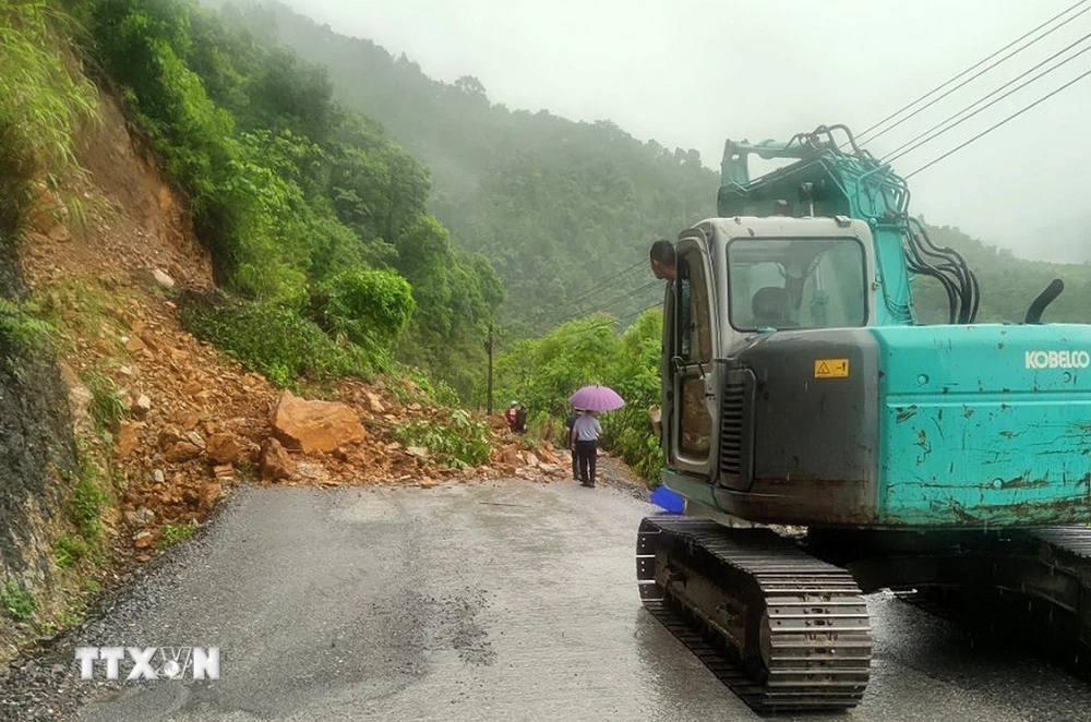 Sạt lở taluy từ thủy điện Tà Lạt đi xã Na Lốc. (Ảnh: TTXVN phát)