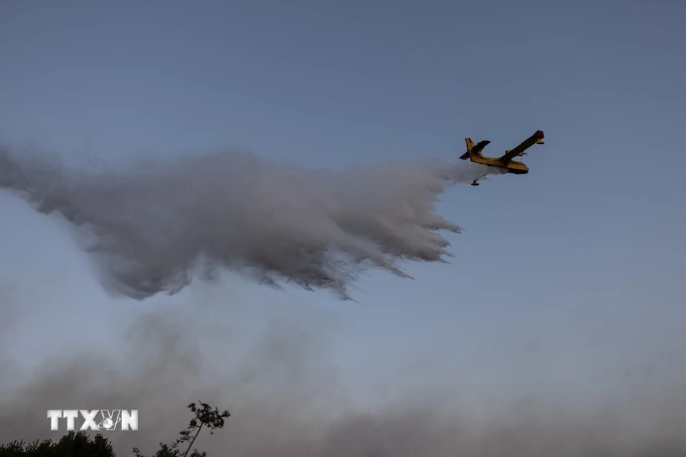 Máy bay cứu hỏa tham gia dập các đám cháy rừng tại Pournari, Hy Lạp. (Ảnh: THX/TTXVN)