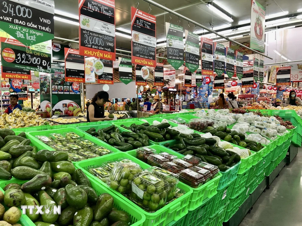 Khu vực bày bán sản phẩm trái cây vùng miền tại siêu thị Thành phố Hồ Chí Minh. (Ảnh: Mỹ Phương/TTXVN)