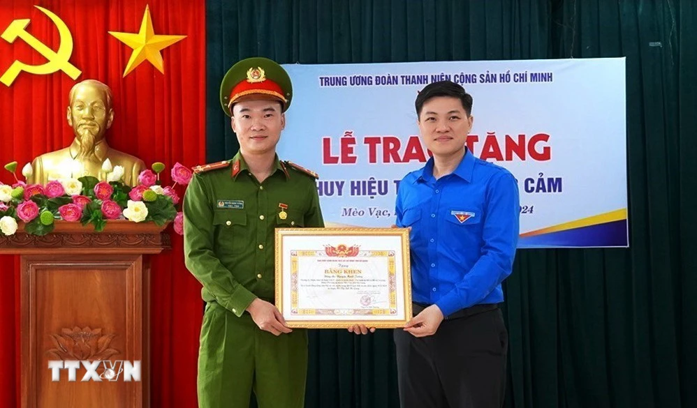 Bí thư Tỉnh đoàn Hà Giang Nguyễn Hải Dương trao Huy hiệu “Tuổi trẻ dũng cảm” của Trung ương Đoàn cho Thượng úy Nguyễn Mạnh Tường. (Ảnh: Hà Linh/TTXVN phát)