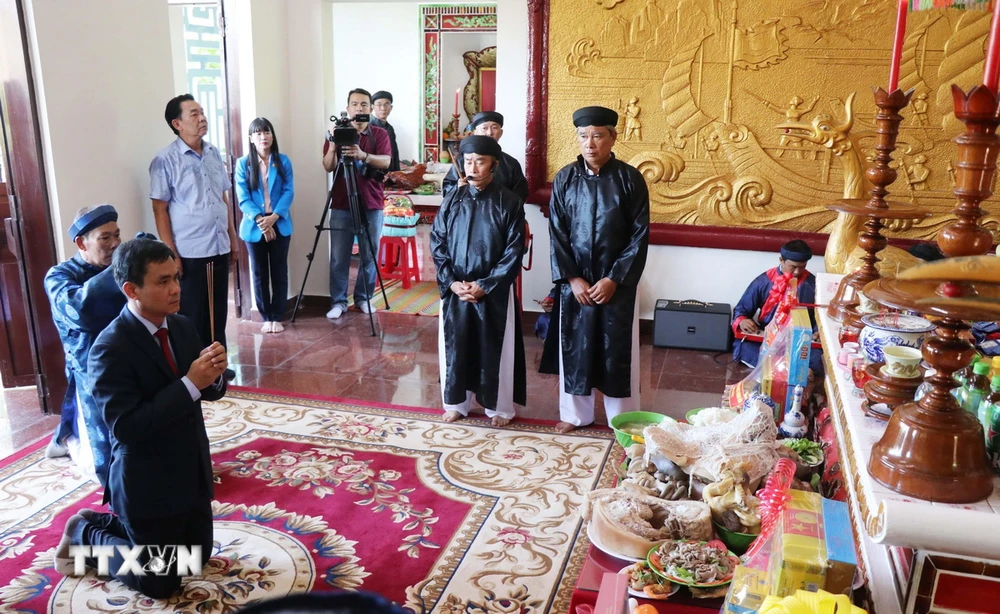 Ông Nguyễn Thanh Hải, Tổng Giám đốc Công ty Yến sào Khánh Hòa thắp hương tế lễ các vị tiền bối ngành nghề yến sào. (Ảnh: Đặng Tuấn/TTXVN)