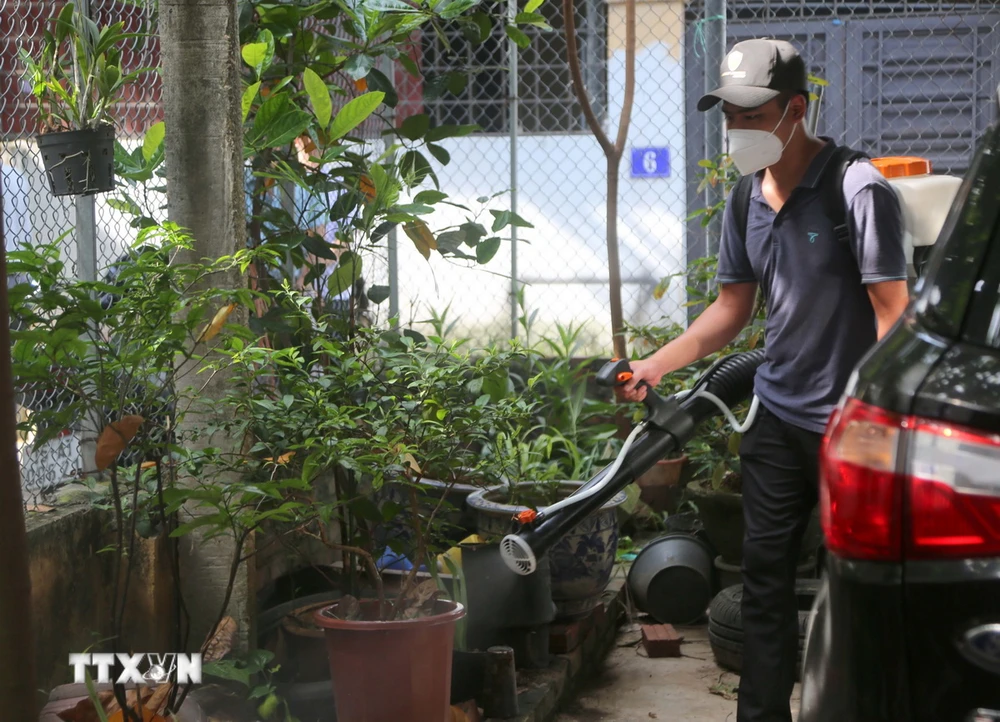 Phun hóa chất diệt muỗi tại một ổ dịch trên địa bàn quận Hải An, thành phố Hải Phòng. (Ảnh: Minh Thu/TTXVN)