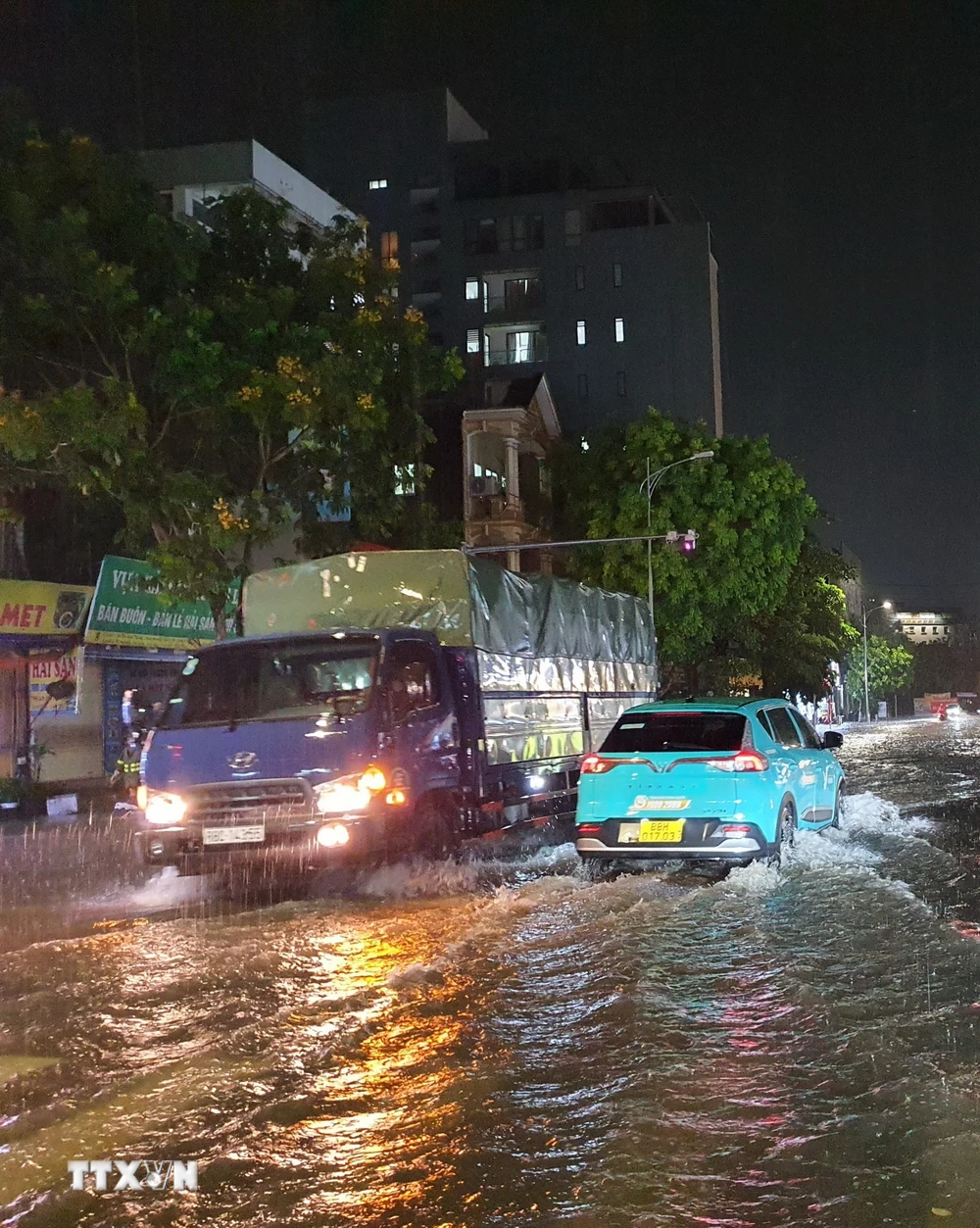 Trên địa bàn thành phố Vĩnh Yên có nơi ngập sâu từ 40 đến 50cm. (Ảnh: Nguyễn Trọng Lịch/TTXVN)